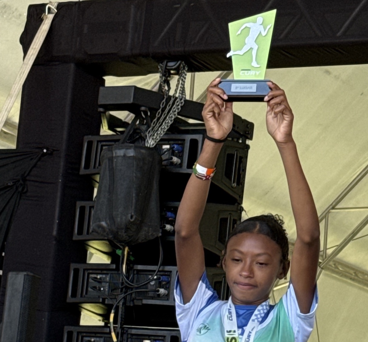 Emanoelle no pódio de uma corrida